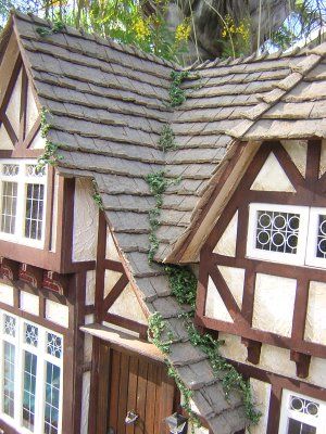 Dollhouses by Robin Carey: The Tudor Cottage Glencroft Dollhouse, Stone Roof, Tudor Dollhouse, Victorian Manor, Tudor Cottage, European Cottage, Dollhouse Ideas, Dolls House Interiors, Tudor House