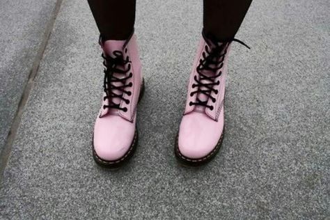 Pastel Pink Doc Marten's Outfits Con Botas Timberland, Pink Doc Martens, Pink Combat Boots, Neo Grunge, Doc Martens Boots, Tokyo Street Fashion, Pastel Grunge, Boating Outfit, Ochako Uraraka