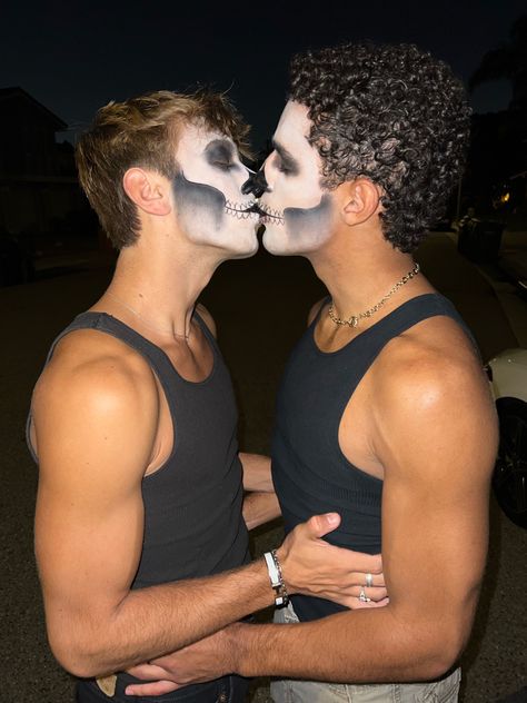 Men’s Scarecrow Make Up, Gay Men’s Halloween Costumes, Mlm Couple Costume, Men Halloween Face Paint Makeup Ideas, Male Halloween Ideas, Masculine Costumes Halloween, Hot Halloween Costume Ideas Men, Masculine Halloween Makeup, Skeleton Makeup Male