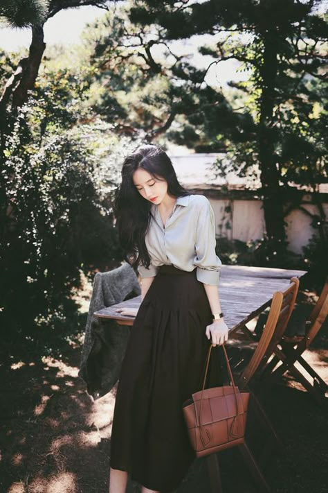 retouch and stylist in korean style Korean Casual Outfits, Classy Work Outfits, Midi Skirts, Modest Fashion Outfits, Feminine Outfit, 가을 패션, Professional Outfits, Mode Vintage, Casual Style Outfits