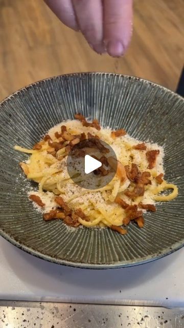 Foodophile 🍲 on Instagram: "CARBONARA: Authentic Italian pasta! 🇮🇹🧀 • 🇦🇷 We've come to the 3rd place in Milan, where chefmaxmariola taught us the recipe of the green Carbonara at our restaurant maxmariolarestaurant 🙌🏻 / 🇮🇹 All three of us met in Milan, where chef Max Mariola taught us the recipe for real Carbonara in his restaurant chefmaxmariola 🙌🏻 • 𝕀ℕ𝔾ℝ𝔼𝔻𝕀𝔼ℕ𝕋𝕀 (𝕡𝕠𝕣 𝕡𝕖𝕣𝕤𝕠𝕟𝕒 / 𝕒 𝕥𝕖𝕤𝕥𝕒): • 100gr Guanciale (or Pancetta in the last case!) 🥓 • 1 Huevo + 1 Yema / 1 Egg + 1 Yolk 🥚 • c/n Pecorino Romano 🧀 • 120g Pasta 🍝 . . Food foodie yummy delicious foodblogger food love foodart Foodgasm  healthyfood instafood . . . . . . . #foodie #foodlover #instafood #foodgasm #foodstagram . . . Via @ailutokman  @lasrecetasdesimon @chefmaxmariola" Real Carbonara Recipe, Carbonara Authentic, Authentic Italian Pasta, Max Mariola, Pasta Restaurants, Pecorino Romano, Pasta Food, Italian Pasta, Authentic Italian