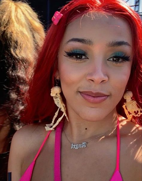 Doja Cat Cute Pics, Doja Cat Makeup, Doja Cat Old Pictures, Doja Cat Reference Photo, Doja Cat Hot Pink Aesthetic, Doja Cat Planet Her Makeup, Cat Makeup, Cat Icon, Female Rappers