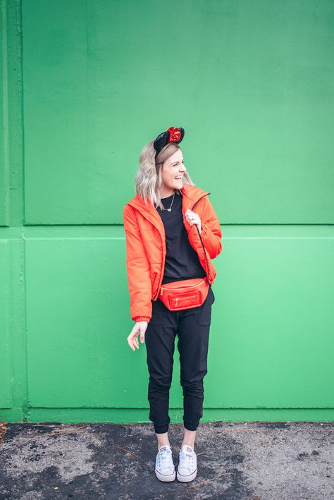 Cold Day Disneyland Outfit, Cold Weather Amusement Park Outfits, Warm Disneyland Outfit, Disneyland In Winter Outfits, Disneyland In January Outfits, January Disneyland Outfits, Winter Disneyland Outfits Women, Disneyland January Outfits, Disneyland November Outfit