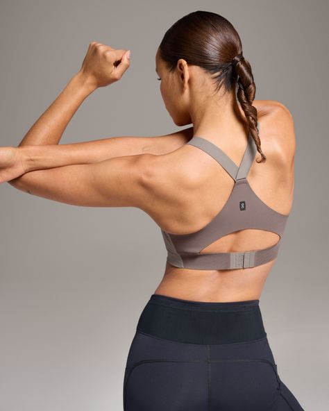 Encapsulated cups, fiddle-free straps and bonded fittings eliminate distraction. This is the ultimate high support bra for 100% focus | On Women's Endurance Bra in Cinder/Ash, Size: M D-DD. Road racing, high intensity workouts, tempo runs Running, Road Running, Trail Running, Competition. Performance Outdoor | Recycled Polyamide Running Competition, High Support Bra, Running Trail, Gym Bra, Best Sports Bras, Maternity Activewear, Tennis Outfit, Running Bra, Support Bra