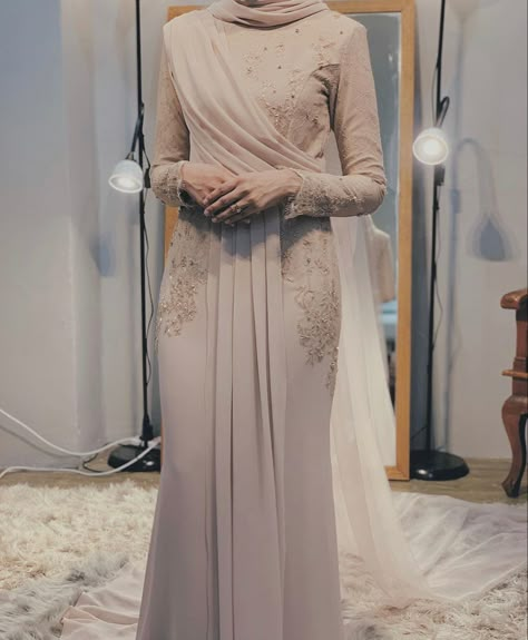 Bresmaid Dresses Muslim Weddings, Gaun Simple Elegant Hijab, Dress Graduation Hijab Modern, Dress Tunang, Dress Wisuda, Dress Muslim Modern, Braidsmaid Dresses, Party Dress Patterns, Nikah Outfit