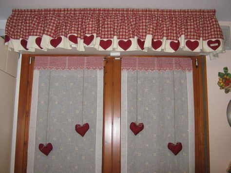 Tende country fai da te,  tende a vetro bianche con cuori rossi appesi con mantovana a quadri e cuori rossi sovrapposta Atelier Am, Romantic Curtains, Cute Curtains, Vintage Windows, Red Decor, Diy Quilt, Red Kitchen, Window Styles, Valentine Decorations