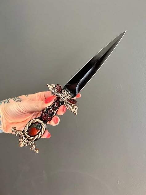 Fantasy Knife Art, Fantasy Knife Design, Fantasy Dagger Design, Fantasy Dagger Concept Art, Cool Knife Designs, Fantasy Accessories Art, Fantasy Dagger Art, Fantasy Aesthetic Dagger, Knives Pretty