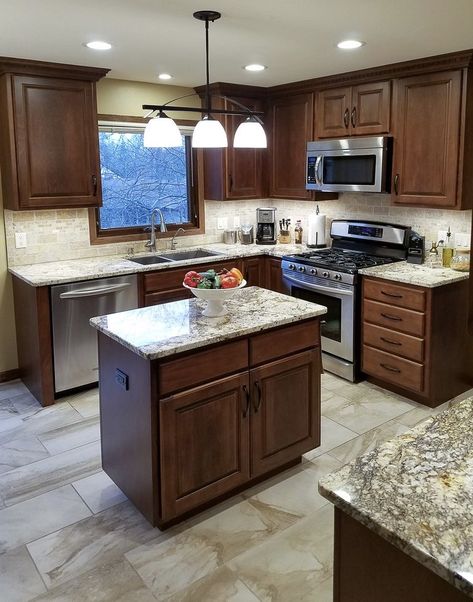 Flooring For Brown Cabinets, Brown And Tan Kitchen Ideas, Small Kitchen Ideas Brown Cabinets, Small Brown Kitchen, Kitchen Backsplash With Brown Cabinets, Kitchen Interior Brown, Kitchen Ideas Brown Cabinets, Kitchen Cabinet Brown, Kitchen Backsplash Ideas Brown Cabinets