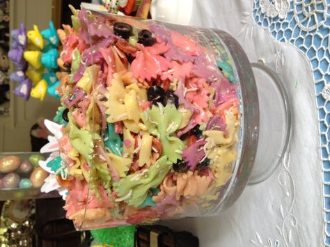 Easter pastel pasta salad! I made this with boxed bow tie pasta, cheese fantastico dressing, black olives, mini pepperonis, and an Italian cheese mix.  Place cooked pasta in Baggie with a cup of water and dye, let sit five minutes and gently rise off! This is an Ebie creation! Unicorn Pasta Salad, Easter Pasta Salad, Easter Pasta, Party Pasta, Pastel Food, Bowtie Pasta Salad, Super Salad, Colored Pasta, Pasta Cheese