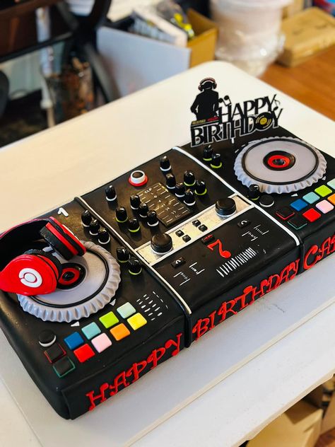 Music Cake Ideas For Men, Diy Neon Party, Music Cake Ideas, It Birthday Party, Dj Cake, 30th Cake, Creative Cake Ideas, Music Cakes, 30 Cake