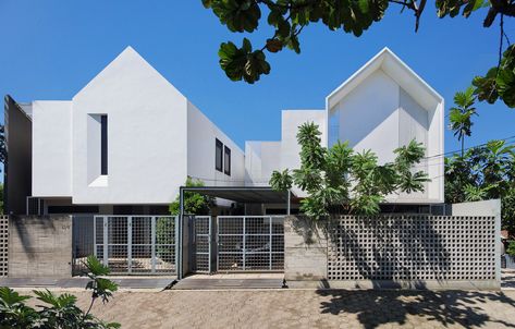 Facade Townhouse, Fasade House, Mezzanine House, Gable House, Nordic House, Modern Minimalist House, Camps Bay, Minimal Architecture, Building House