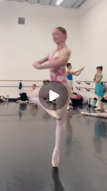 Pirouettes Ballet, Ballerina Pirouette, Ballet Dancer Photography, Ballet Videos, Ballet Stretches, Ballet Competition, Ballet Gif, Dancer Photography, Ballet Workout