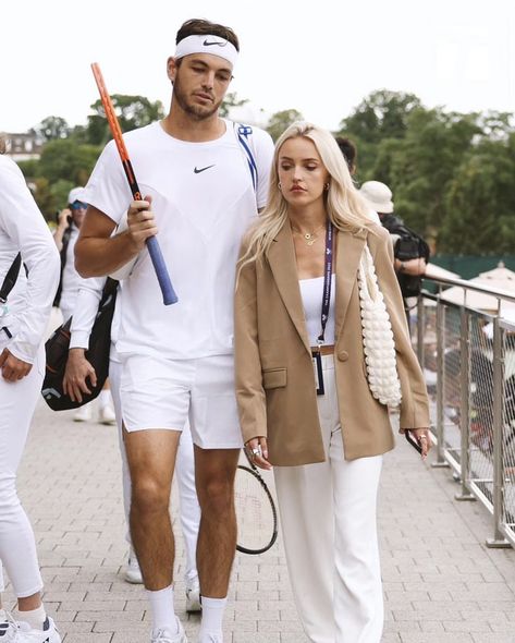 Couples Tennis Outfits, Tennis Outfit Couple, Tennis Wag Aesthetic, Tennis Tournament Outfit, Wimbledon Outfit Women, Tennis Girlfriend, Couple Playing Tennis, Tennis Wag, Female Tennis Player Aesthetic