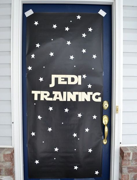 Türdeko für einen Star Wars Kindergeburtstag. Star Wars Classroom Theme, Decoracion Star Wars, Star Wars Classroom, Star Wars Theme Party, Jedi Training, Star Wars Birthday Party, Birthday Star, Star Wars Birthday, Star Wars Party