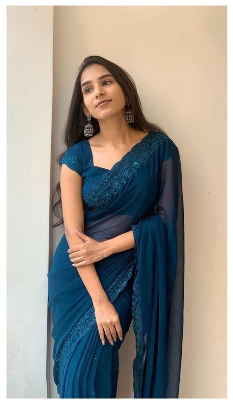 Plain Sarees With Designer Blouse, Western Saree Party Wear, Modern Saree Blouse Design, Simple Party Wear Saree, Plain Saree Look, College Farewell Saree Ideas, Elegant Saree For Farewell, Graduation Blouse, Saree Styles Modern Classy