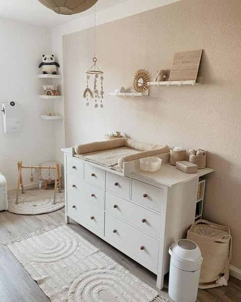 Nursery Room Neutral, Nursery Room Closet, Twin Nursery Room, Wallpaper Baby Room, Small Room Nursery, Gender Neutral Nurseries, Gender Neutral Nursery Ideas, Closet Nursery, Baby Room Closet