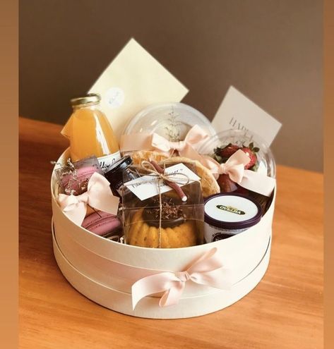 Employee Gift Ideas, Breakfast Basket, Breakfast Gift, Catering Ideas Food, Dessert Boxes, Gifts Wrapping Diy, Gift Box Design, Christmas Hamper, Idul Fitri