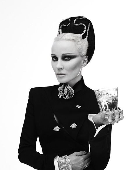 Daphne Guinness | Darling Mert!! 🤍🥃✨ @mertalas @seventyonegin #71Family #SeventyOneGin | Instagram Daphne Guinness, Angelina Jolie, Guinness, Queen, Clothes, Instagram