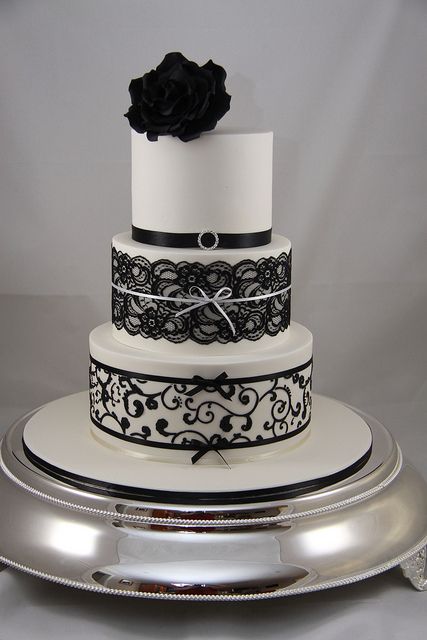 ¡Encaje negro! Batik Cake, White And Black Wedding, Black White Cakes, Cakes Elegant, Black And White Wedding Cake, White Cakes, Lace Wedding Cake, White Wedding Cakes, Cake Lace