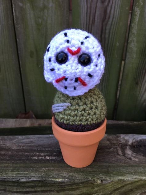 Jason Voorhees - Free Pattern Fridays - Drunken Aunt Wendy Creepy Crochet, Crochet Halloween Patterns Free, Crochet Shapes, Crochet Skull Patterns, Movie Icon, Crochet Skull, Crochet Cozy, Quick Crochet Patterns, Halloween Crochet Patterns