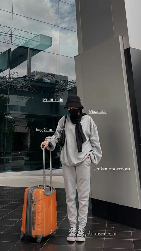 Hijab Airport Look, Travel Ootd Airport Style Hijab, Airport Hijab Style, Singapore Hijab Outfit, Airport Outfit For Hijabi, Modest Airport Outfit Hijab, Airport Outfit Hijab Casual, Outfit Celana Joger Hijab, Muslim Airport Outfit