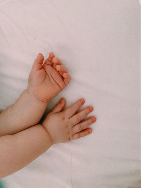 Newborn Astetic, Baby Hands Photography, Baby No Face Photos, Baby Pictures Without Showing Face, Baby Esthetics, Baby Hand Pic, Baby Photos Without Showing Face, Faceless Baby Photos, No Face Baby Pictures