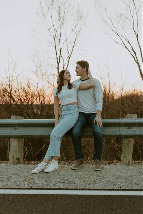 Road Prenup Shoot, Couple Hill Photoshoot, Hills Pre Wedding Shoot, Couples Road Photoshoot, Couple Poses On Road, Hill Station Couple Photos, Hill Station Photography Ideas Couple, Gravel Road Photoshoot, Road Couple Photoshoot