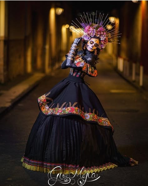 Catrina Costume Dresses, Catrina Outfit, Catrina Dress, Catrina Costume, Mexican Gothic, Creative Halloween Costumes Diy, Creepy Halloween Makeup, Cute Couple Halloween Costumes, Amazing Halloween Makeup