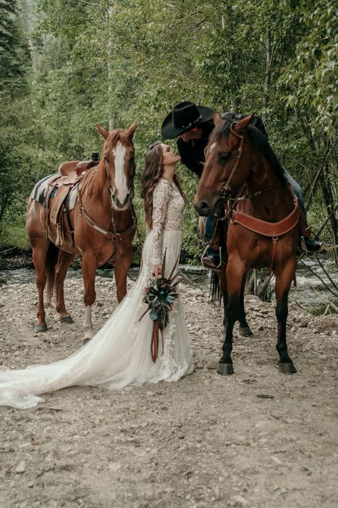 Bride With Horse, Western Groom, Boho Western Wedding, Cowboy Groom, Western Bride, Country Wedding Pictures, Wedding Horse, Cowgirl Bride, Country Western Wedding