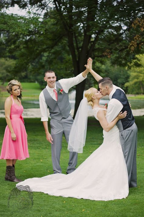 Best man and maid of honor with bride and groom. Funny wedding picture. Kaptivated pixels photography Silly Wedding Photos, Funny Wedding Photography, Groomsmen Wedding Photos, Funny Wedding Pictures, Wedding Fotos, Bridesmaid Funny, Funny Wedding Photos, Photo Summer, Boda Mexicana