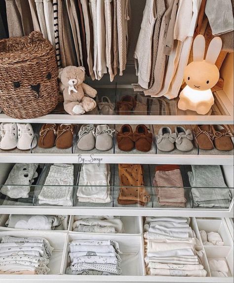 Luxury Baby Nursery, Baby Room Closet, Baby Nursery Closet, Newborn Room, Baby Closet Organization, Baby Nursery Organization, Baby Nursery Inspiration, Baby Room Organization, Nursery Closet