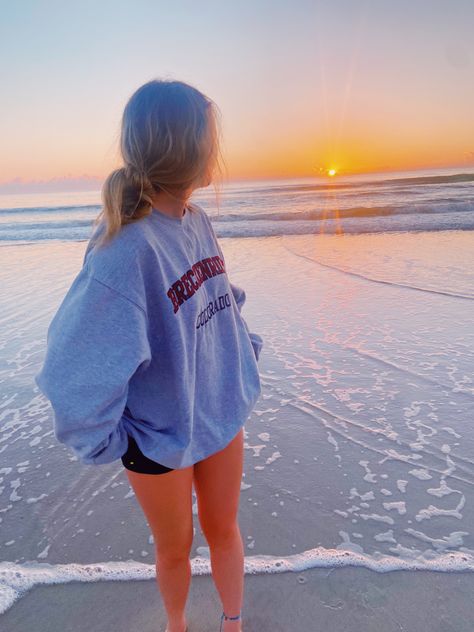 beach sunrise crewneck aesthetic sunrise beach picture inspo Sunrise Pics, Beach Photo Inspiration, Cute Beach Pictures, Cute Crewneck, Sunrise Pictures, Beach Inspo, Beach Pic, Summer Picture Poses, Beach Sunrise