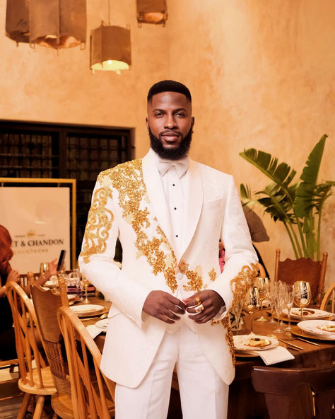 An Ivory White, dispersed floral pattered, slim shawl lapel tuxedo suit tux pant & diamond shaped bow tie.
What you get :
suit
pant trousers
Bow tie White And Gold Suit Men, Gold Groomsmen Attire, Cream Tuxedo Wedding, White And Gold Suit, Gold Prom Suit, Groomsmen Attire Black, Shawl Lapel Tuxedo, African Bridal Dress, Gold Suit