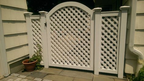 Lattice Gate, Arched Gate, Lattice Fence Panels, Fence With Lattice Top, Privacy Fence Landscaping, Arch Gate, Patio Container Gardening, Traditional Patio, Contemporary Backyard