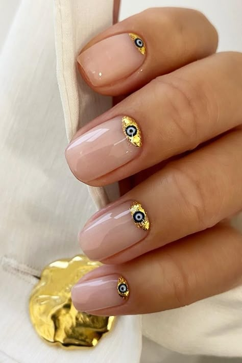 These almond-shaped nails feature a sheer pink base, each accented with an all-seeing eye charm embraced by gold foil details. The design combines understated elegance with a touch of mystical charm. Perfect for those who want a subtle nod to esoteric vibes while keeping it chic and polished. ✨  // Photo Credit: Instagram @bylauren____ Ojo Turco Nails, Trendy Manicure, Evil Eye Nails, Eye Nail Art, Eyes Nails, Chic Nail Art, Eye Nails, Almond Nails Designs, Almond Nail