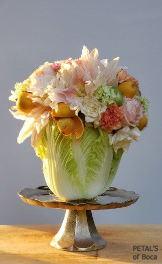 Flower Arrangements With Vegetables, Artichoke Floral Arrangement, Cabbage Flower Arrangement, Cabbage Decorations, Veggie Arrangements, Surrealist Party, Cabbage Ideas, Chic Tables, Table Landscape