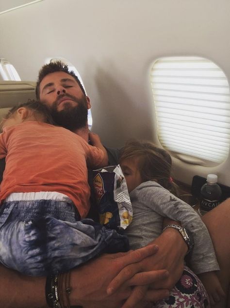 Sleeping on the plane Chris Hemsworth Kids, Christopher Hemsworth, Avengers Black Widow, Hemsworth Brothers, Chris Hemsworth Thor, Famous Kids, Elsa Pataky, Liam Hemsworth, Celebrity Kids