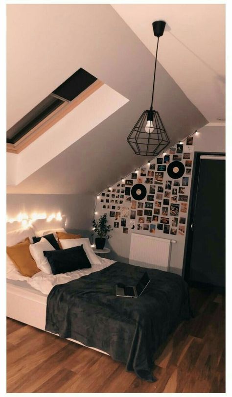 Attic Bedroom Designs, Aesthetic Bedroom Ideas, Retro Bedrooms, Attic Bedrooms, Dekorasi Kamar Tidur, Loft Room, Redecorate Bedroom, Dreamy Room, Teen Bedroom Decor