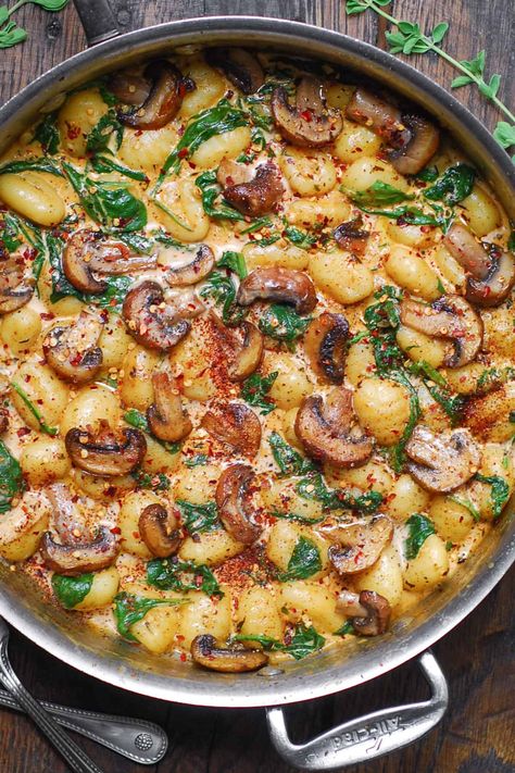 Creamy Alfredo Garlic Spinach Gnocchi, Creamy Chicken And Gnocchi With Spinach And Mushrooms, Gnocci Meals Mushroom, Mushrooms And Gnocci, Creamy Spinach And Mushroom Gnocchi, Creamy Spinach Gnocchi, Spinach Gnocci Meals, Nordic Vegetarian Recipes, Gnocchi Steak Recipes