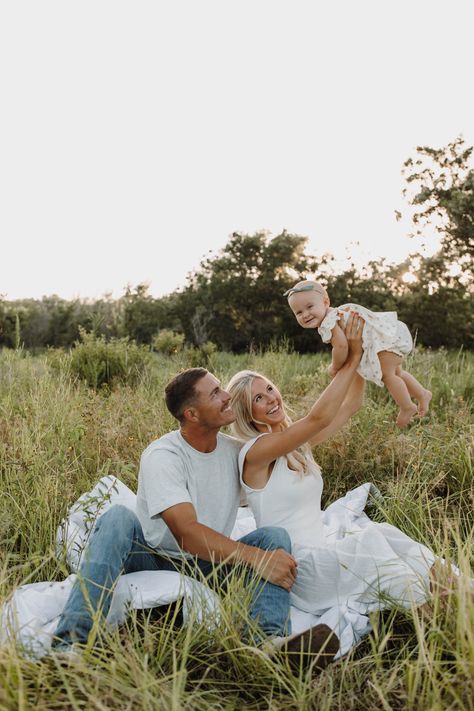 Sit Down Family Poses, Family Laying Down Pose, Laying Down Family Poses, Family Poses Sitting, Family Sitting Poses, Family Session Poses, Thanksgiving Photos, Family Poses, Family Photo Pose