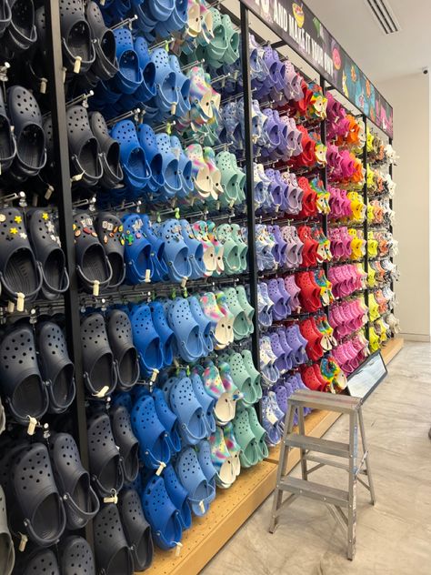 Crocs Store, Rak Display, Shoe Store Design, Store Shelves Design, Shelves Design, Florida Life, Store Shelves, How To Store, Boutique Interior