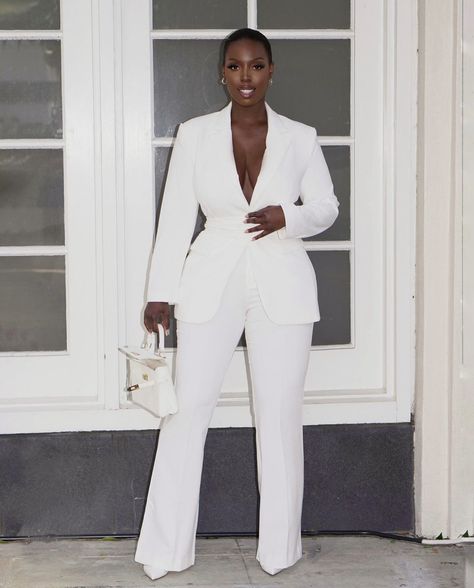 Chic All White Outfit, White Coat Ceremony Outfit, Womens Power Suit, Graduation Ceremony Outfit, Cupcake Quotes, Corporate Lifestyle, Grad Shoot, White Coat Ceremony, Graduation Look