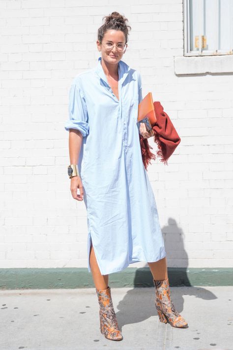 Lucy Chadwick, gallery director of Gavin Brown's Enterprise, at New York Fashion Week. Photo: KDV/Fashionista Mode Casual, Sarah Jessica Parker, Long Shirt Dress, Street Style Looks, Street Chic, Mode Inspiration, Street Styles, Outfits Casuales, Primavera Estate