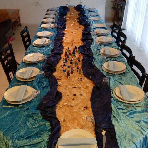 Brilliant idea for what to do when talking about the jews flight from Egypt. Passover Decorations Table Settings, Table Settings Dinner, Passover Table Setting, Passover Seder Table, Passover Crafts, Seder Table, Passover Table, Passover Decorations, Passover Seder