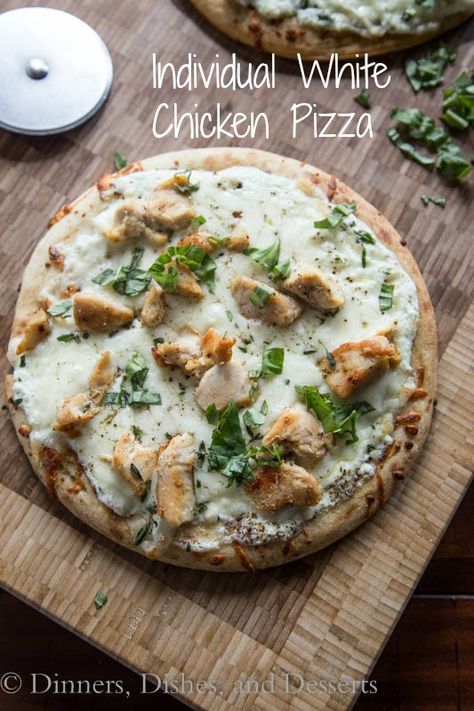 Individual White Chicken Pizza White Chicken Pizza, Pizza Dinner, Pizza Margherita, Chicken Pizza, God Mat, White Chicken, Pizza Hut, Pizza Party, A Pizza