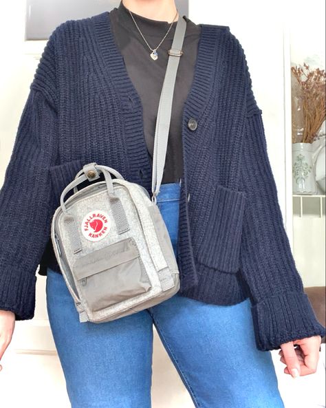 Fjallraven Sling Outfit, Kanken Sling Bag Outfit, Kanken Crossbody Bag, Fjallraven Sling, Uniqlo Sling Bag, Fjallraven Kanken Sling, Kanken Sling Bag, Sling Bag Aesthetic, Sling Bag Outfit