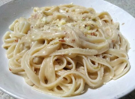 Ingredientes:   500 gramos de espaguetis   100 gramos de Tocineta o bacon   1 cebolla    2 dientes de Ajo   200 gramos de queso parmesano   200 gramos de queso mozzarella   1½ vasos de Leche   2 cucharadas soperas de Maizena   2 cucharadas soperas de Mantequilla   Sal al gusto   Pimienta molida al gusto Pasta Blanca, Mozzarella, Bacon, Spaghetti, Pasta, Drinks, Ethnic Recipes, Iphone, Anime