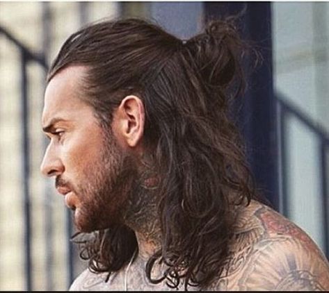 67 Half-Bun für Brutal MenCheck more at ://www.haarstilfuralle.com/top-unordentliche-frisuren-fur-jungs/ Half Pony Hairstyles, Mens Messy Hairstyles, Half Up Half Down Short Hair, Man With Long Hair, Half Bun Hairstyles, Man Bun Hairstyles, Half Bun, Pony Hairstyles, Men's Facial Hair