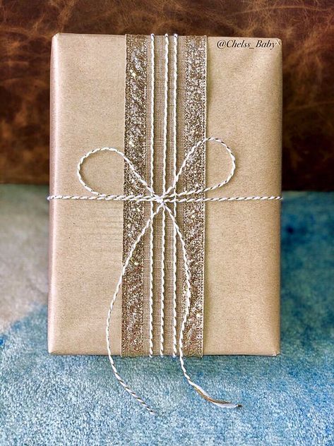 Gift Wrapping Brown Paper, Newspaper Gift Wrapping, Wine Gift Wrap, Gift Wrapping Ideas Birthday, Wrapping Ideas Birthday, Unique Wrapping Ideas, Gift Wrapping Ideas Creative, Gift Wrapping Ideas Christmas, Wrapping Ideas Creative