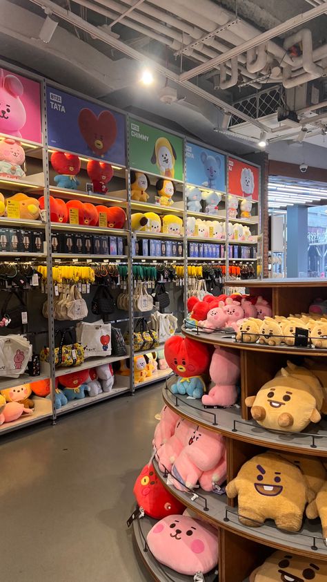 Bt21 Room, Bt21 Aesthetic, Line Friends Store, Friends Nyc, Игрушки Funko Pop, Bt21 Merch, Kpop Store, Living In Korea, Nyc Times Square